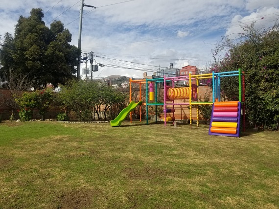 Fotografía de evento infantil con decoración colorida