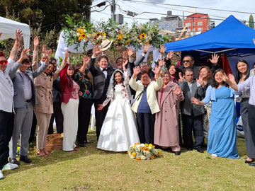 Familia celebrando en matrimonio