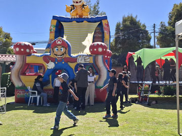 Fiesta infantil con juegos inflables y trampolín
