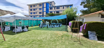 Jardín con mesas y sillas para celebración de matrimonio