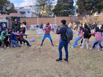 Juego de tira y afloja en fiesta infantil