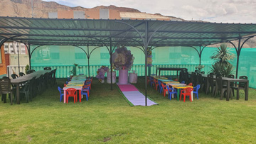 Mesas y ambiente preparados para cumpleaños infantil temático.jpg