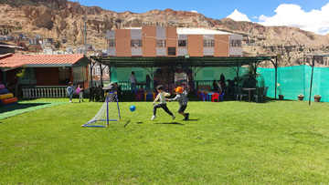Niños jugando mini futbol en el Jardín de Tesa